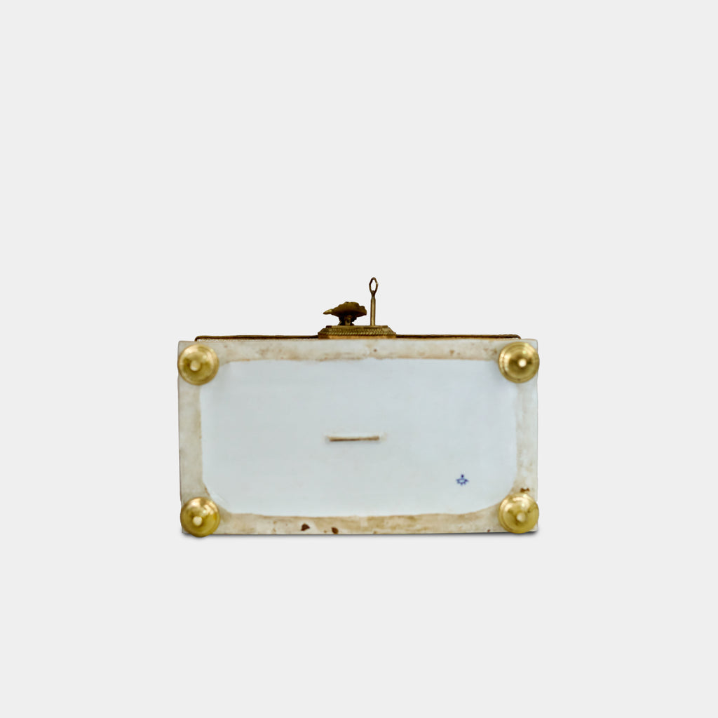 A LARGE ANTIQUE ITALIAN CAPODIMONTE HINGED BOX, CIRCA 1900