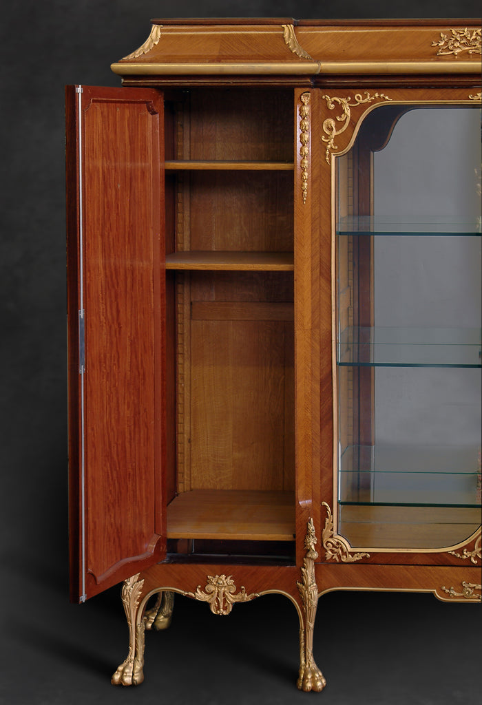 Exceptional vitrine cabinet by Manoy - 12 feet long