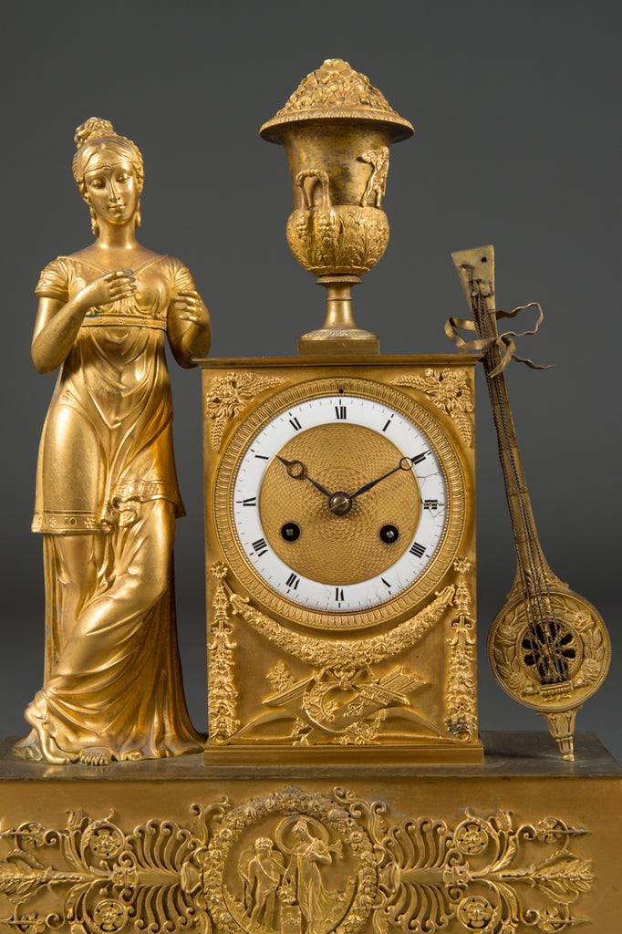 A FRENCH GILT BRONZE EMPIRE STYLE MANTEL CLOCK, EARLY 19TH CENTURY